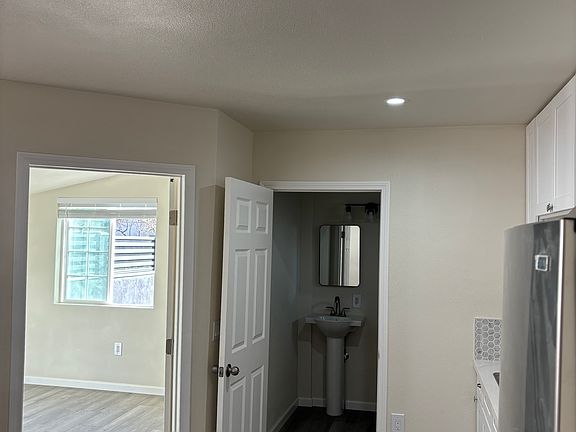 4th image of 16019 Calahan St