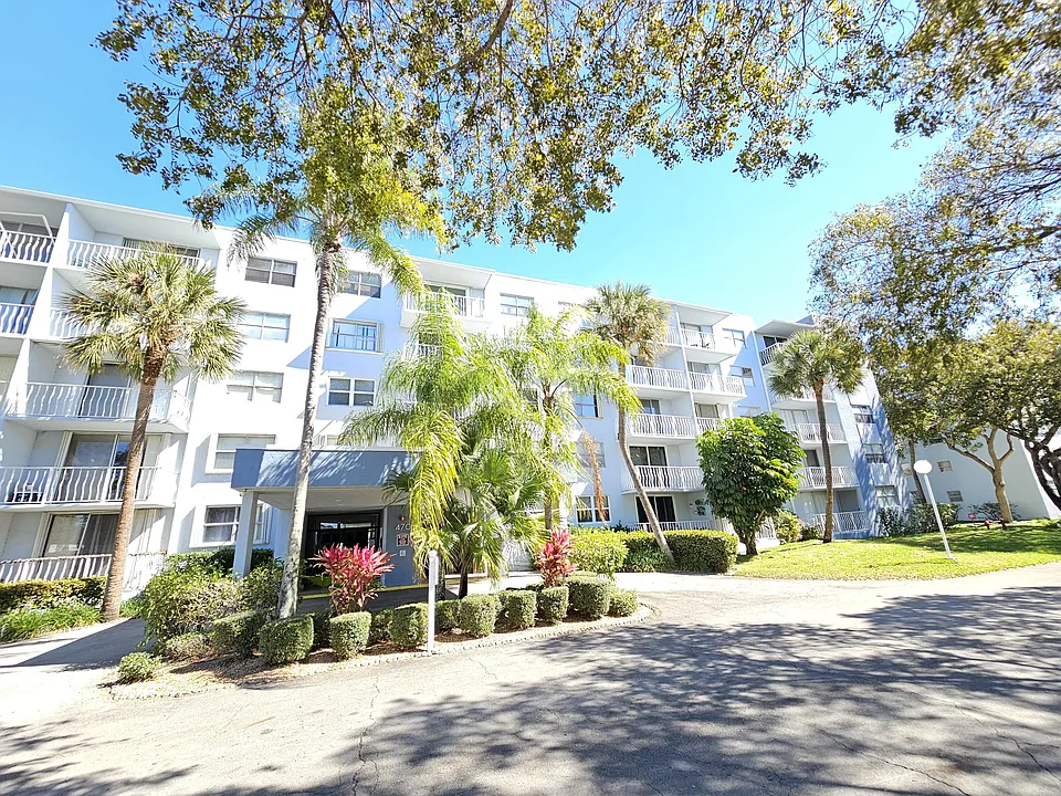 470 Executive Center Dr #2G