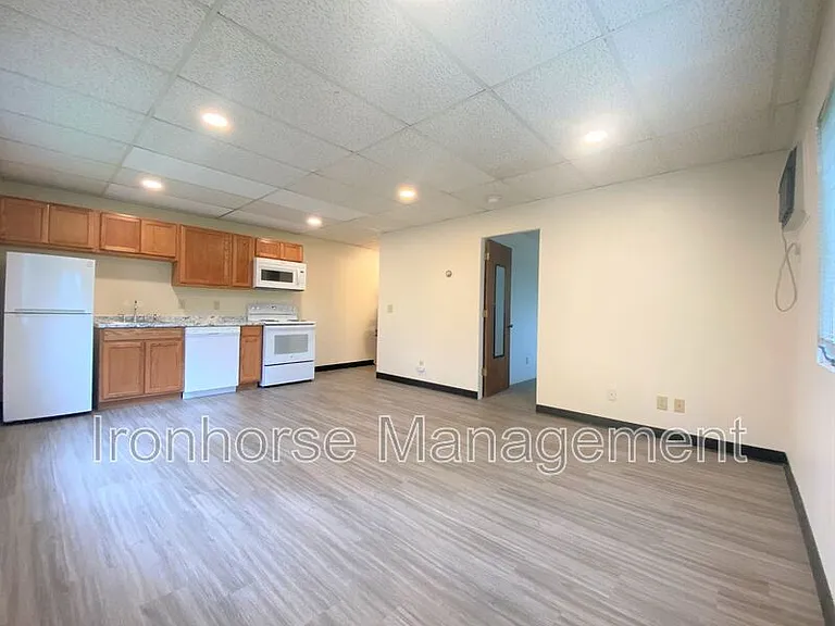 801 W Villard St #31 — Photo 4