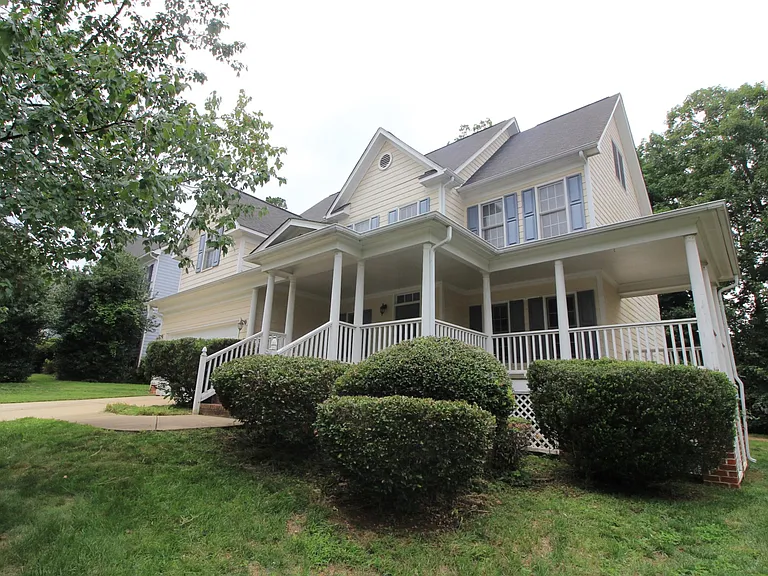 304 Peachtree Point Ct — Photo 2