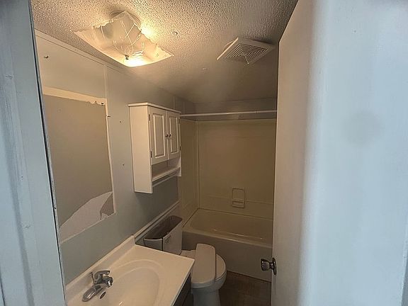 4th image of 414 E Locust St