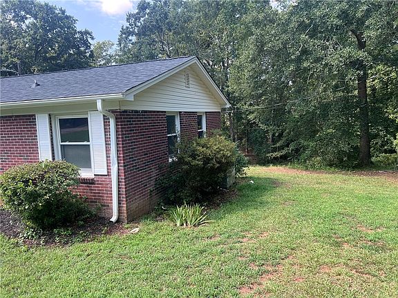 3rd image of 213 Hillcrest Cir