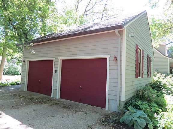 Attached Dbl garage
