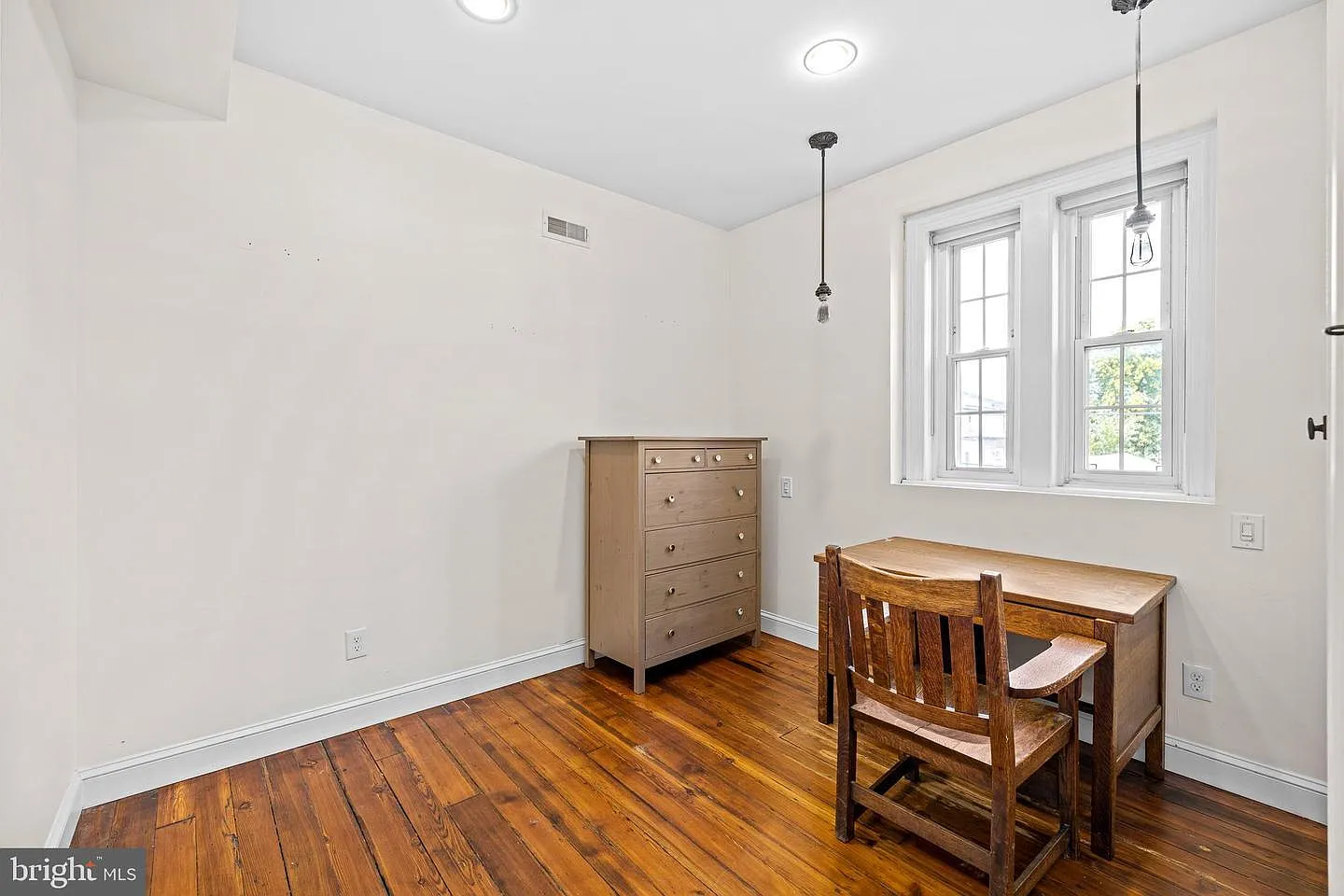 3 bed, 4150 sqft, $2,500 — Photo 2