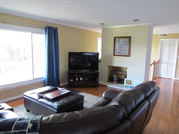 2nd image of 1104 Prater Ln
