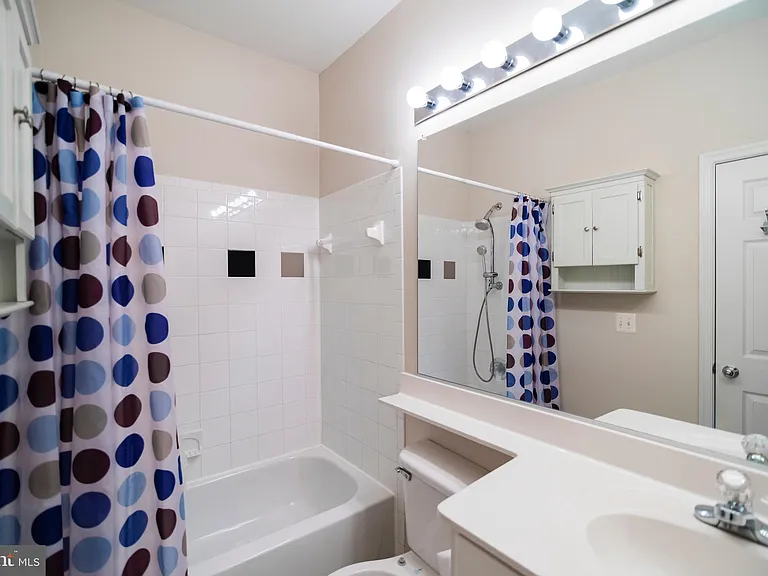 21785 Jarvis Sq — Photo 33