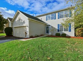 330 Osprey Ln, Lindenhurst, IL 60046