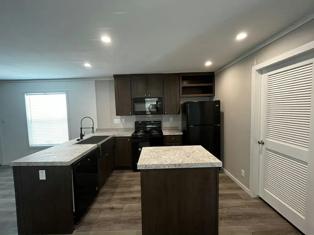 3 bed, 2.0 bath, 1033 sqft, $1,431 — Photo 2