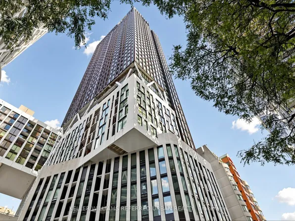 238 Simcoe St #2403, Toronto, ON M5T 0E2