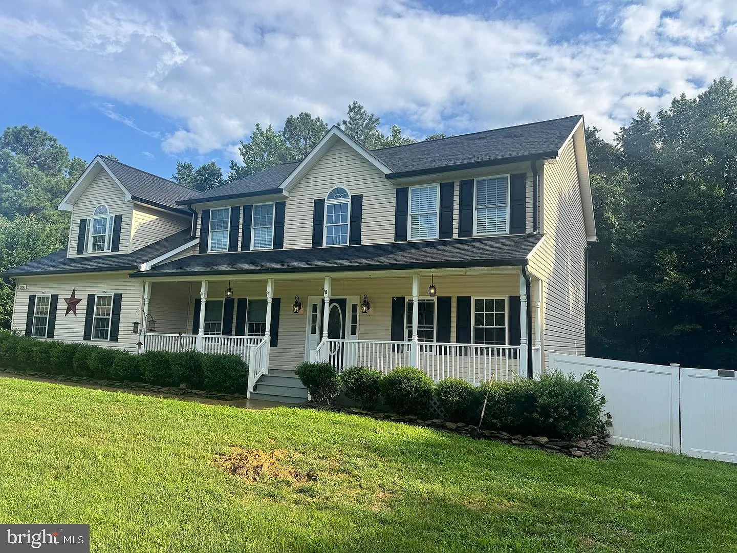 5 bed, 2.5 bath, 3427 sqft, $3,600 — Photo 2