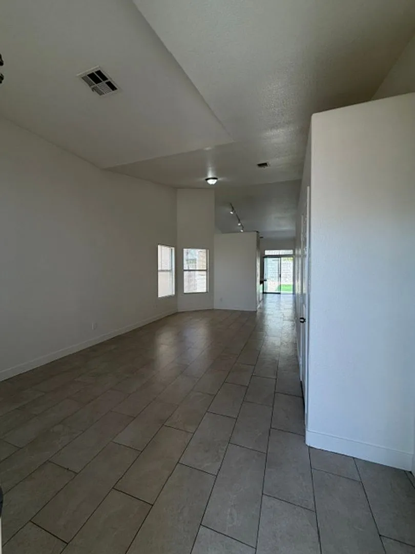 Rare Single Story House. 3 Bed/2 Bath. Fresh Paint And Tile. — Photo 2