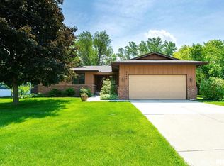 3245 Halcyon Dr, Bettendorf, IA 52722