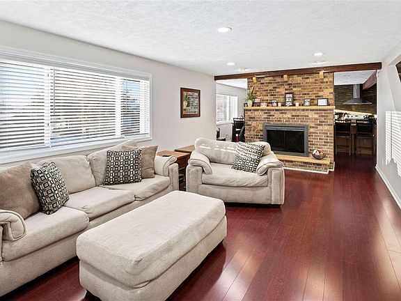 4th image of 313 Candlewick Dr NE