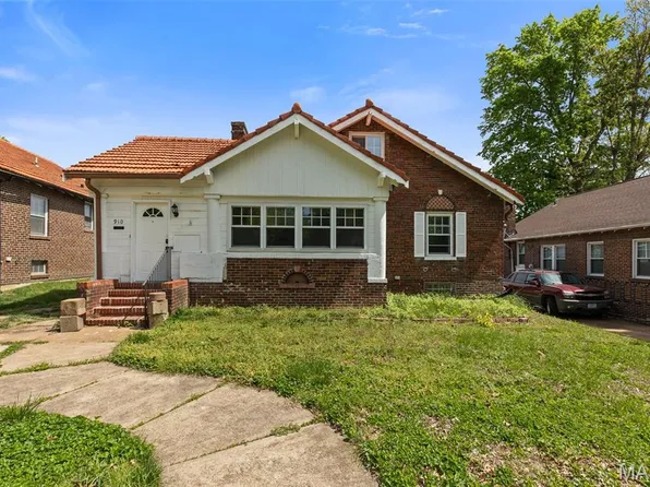 910 Country Club Dr, Saint Louis, MO 63121