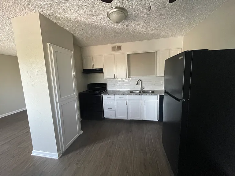 607 Parsons St — Photo 1