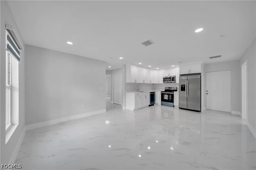 3 bed, 2.0 bath, 1058 sqft, $1,700 — Photo 2