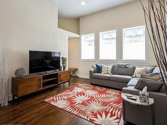 2nd image of 1614 W Leland Ave APT 1F