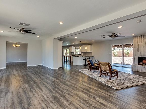 5th image of 717 W Sweetwater Ave
