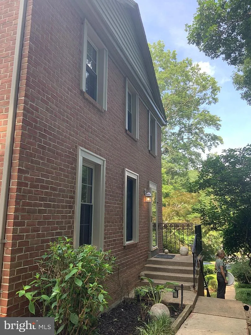 3 bed, 3.5 bath, 2034 sqft, $3,100 — Photo 3