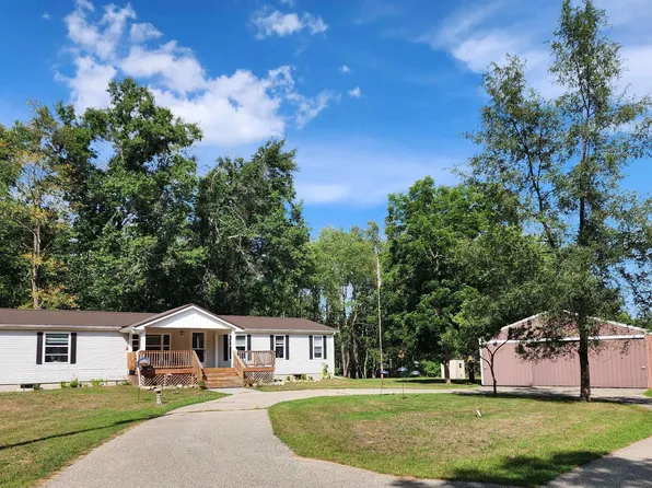 3560 Pine Tree Dr, Weidman, MI 48893