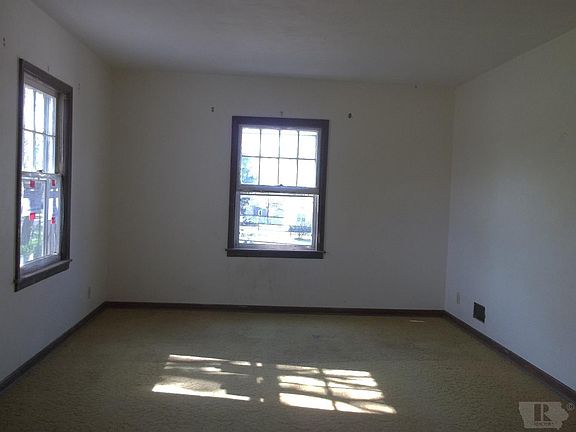 4th image of 305 Beckman St