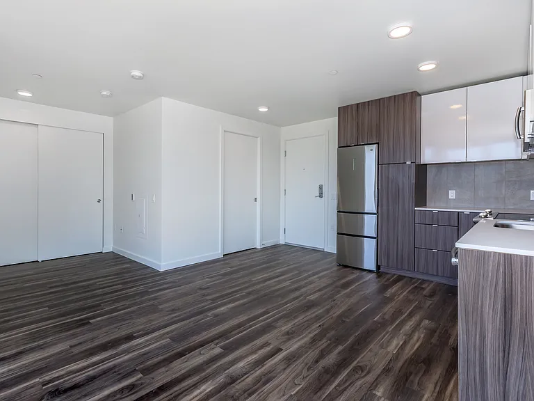 2112 E Denny Way — Photo 24