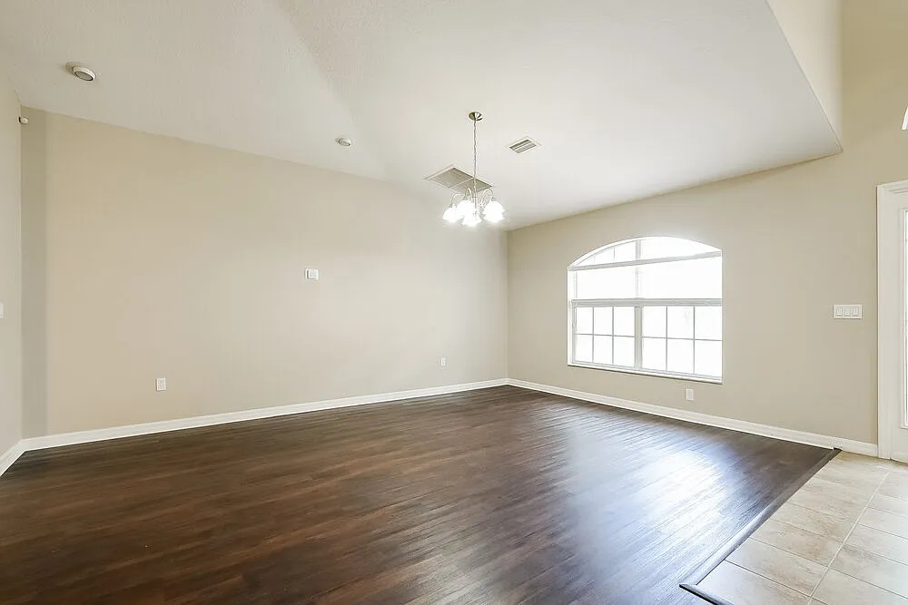 3 bed, 2.0 bath, 2304 sqft, $3,130 — Photo 4