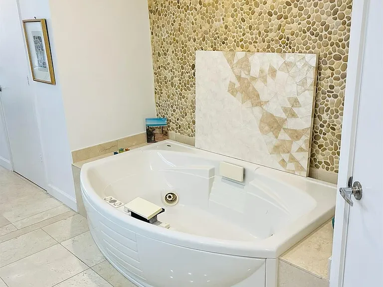 16275 Collins Ave — Photo 13