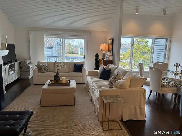1 Island Dr #9 — Photo 3