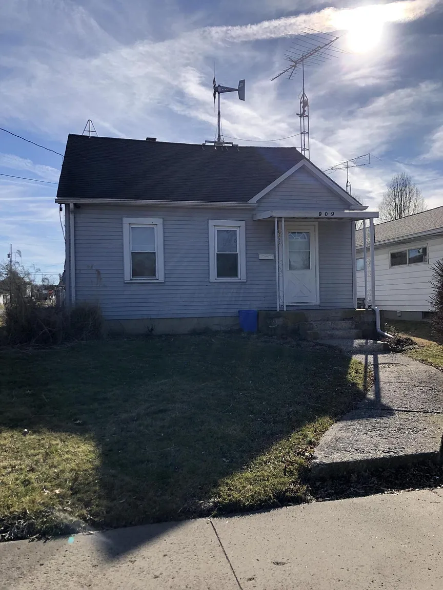 909 Oak Grove Ave photo 1