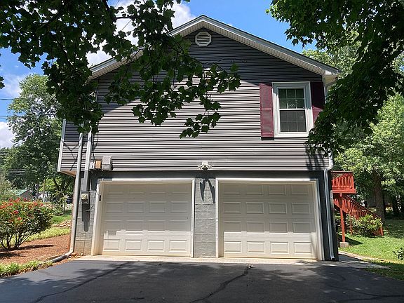 3rd image of 1704 Sedgewick Dr