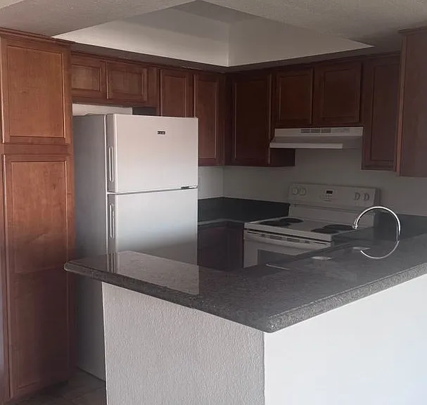 Valencia Apartments — Photo 98