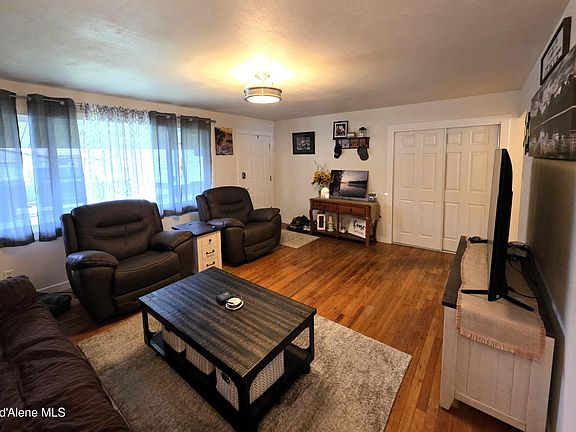 3rd image of 315 E Oak Ave