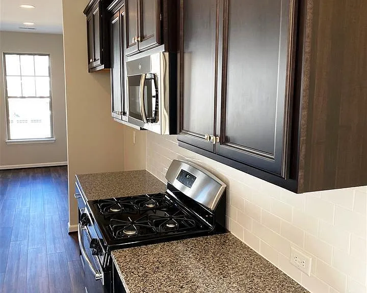 1015 Larabee Ln — Photo 7