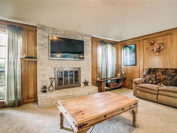 4th image of 4000 Twin Creek Dr