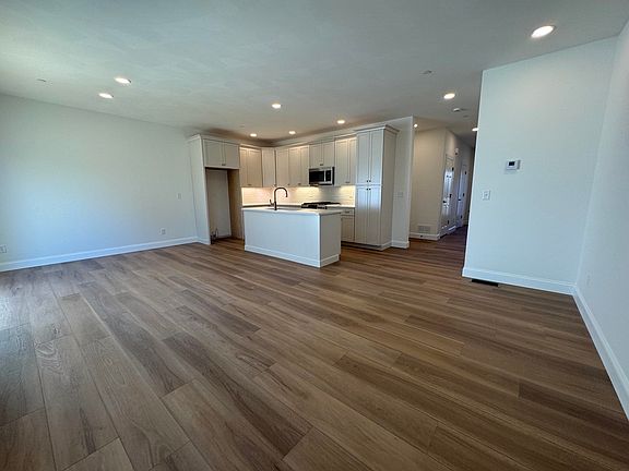 4th image of 7C Dearborn Circle