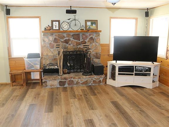 3rd image of 452 Eureka Dr