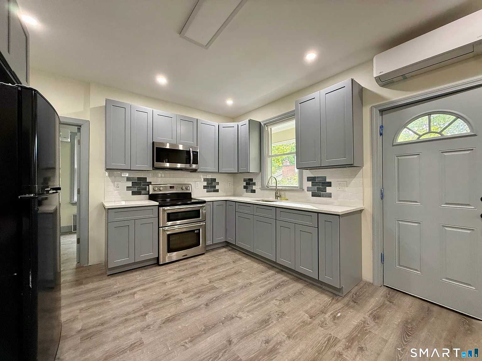 5 bed, 2.0 bath, 1100 sqft, $3,300 — Photo 2