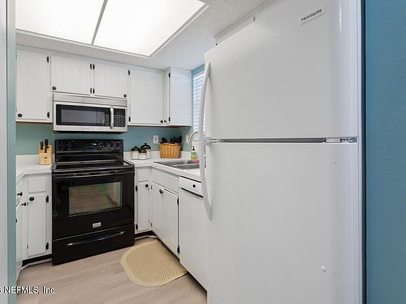 3rd image of 222 HIAWATHA Court #222