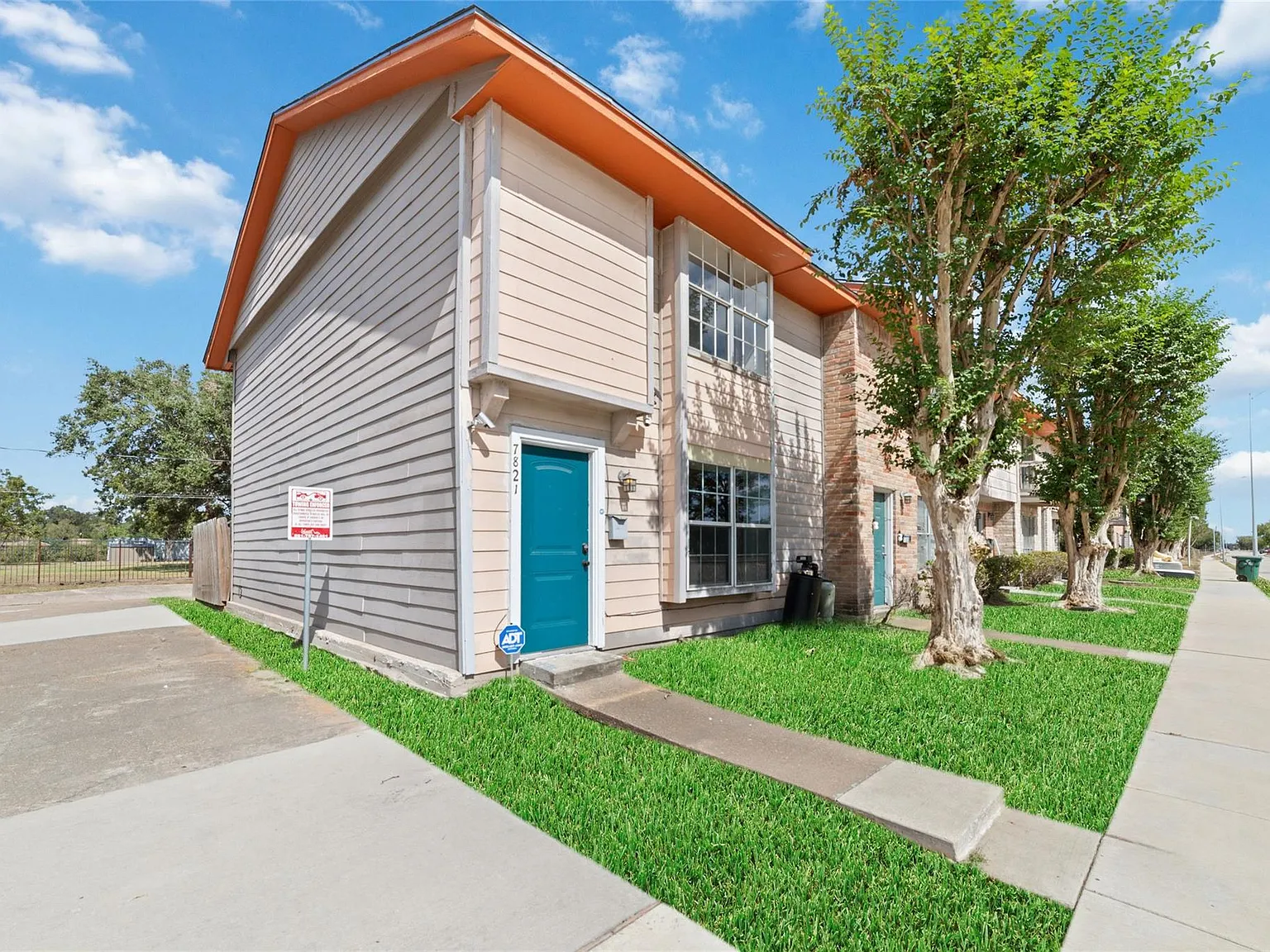 3 bed, 2.0 bath, 1408 sqft, $1,600 — Photo 2