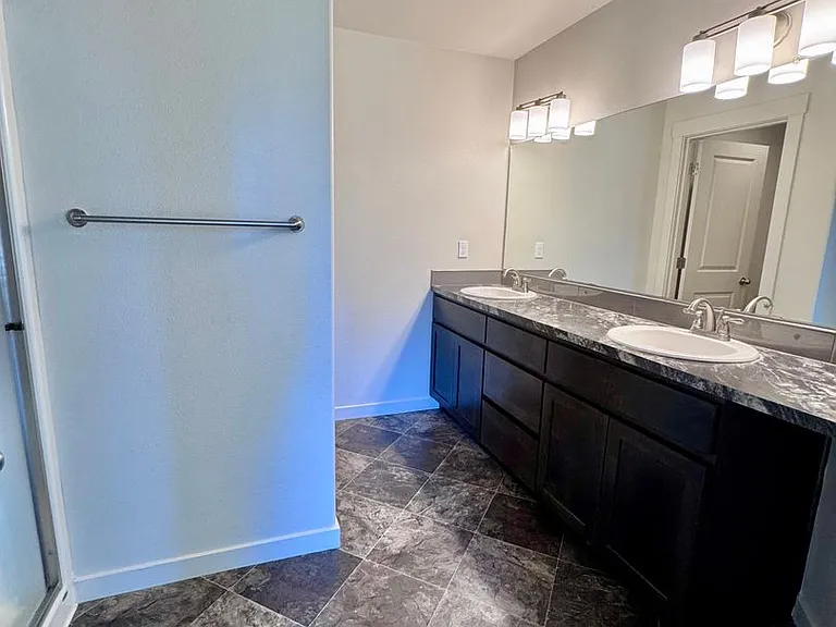 5724 NE 47th St — Photo 24