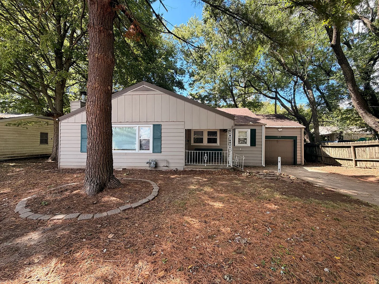 2 Bed / 1 Bath House w/ garage and fenced in backyard. — Photo 1