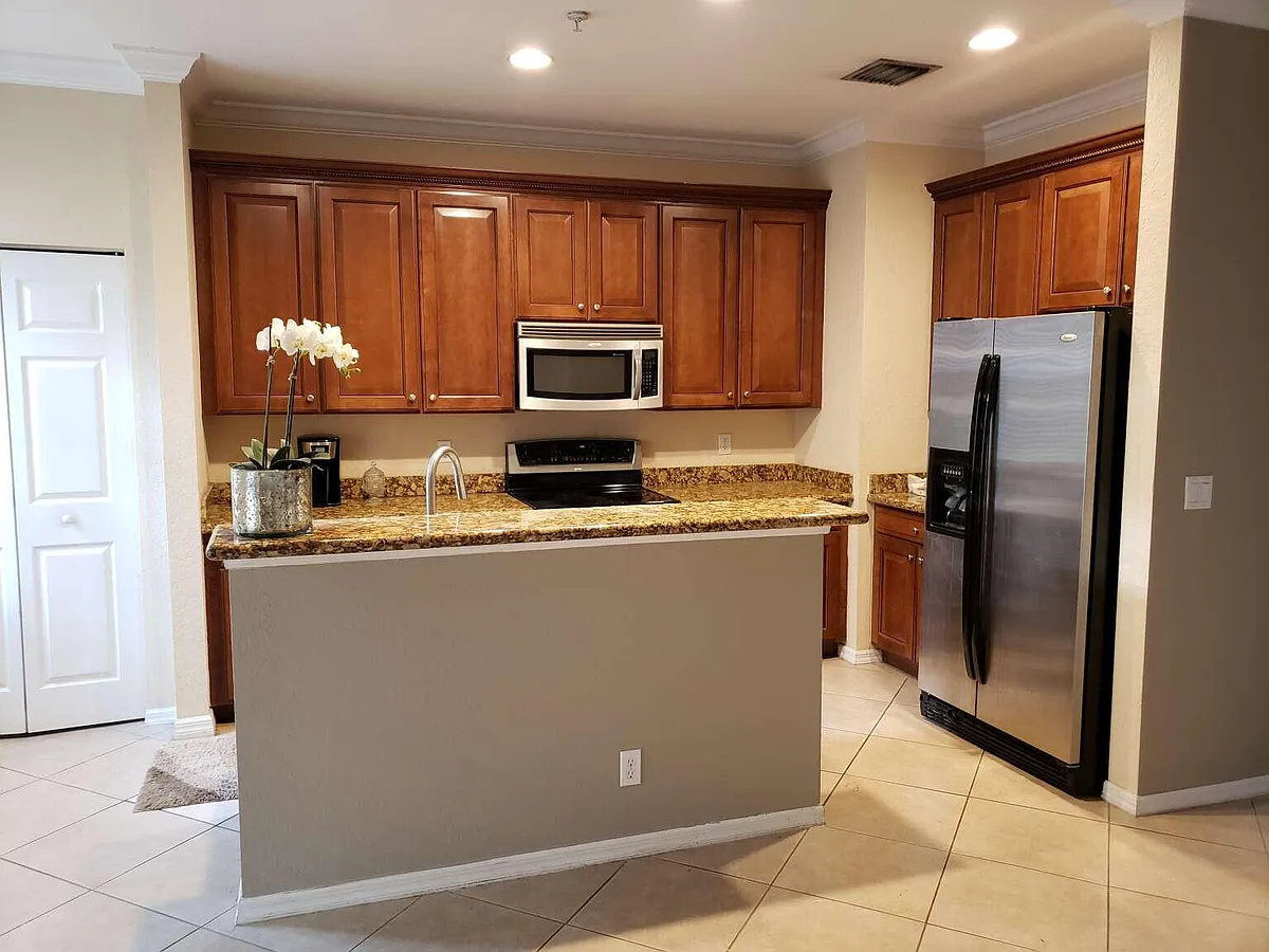 Building Photo - 356 W Thatch Palm Cir #106