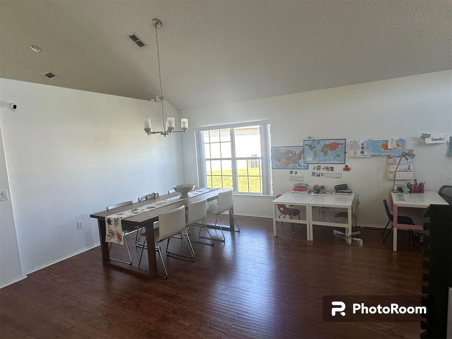 4 bed, 2.5 bath, 2403 sqft, $2,800 — Photo 2