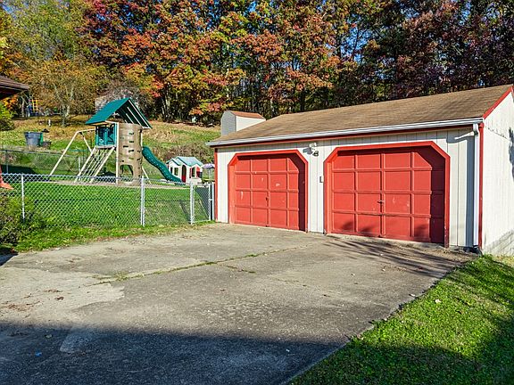 3rd image of 726 Skyview Dr
