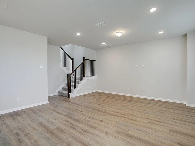 125 Clemens Dr — Photo 3