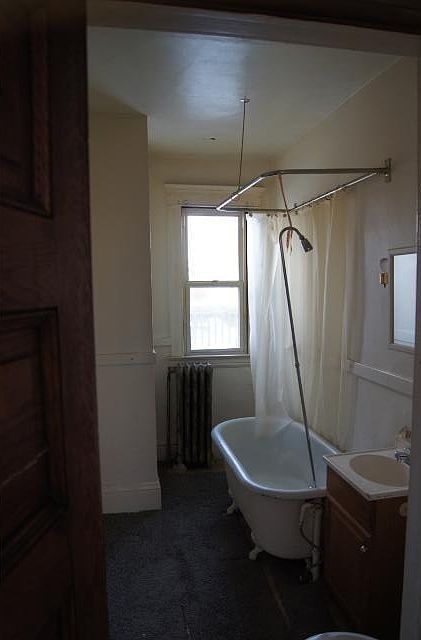 2nd image of 1418 Fremont Ave N