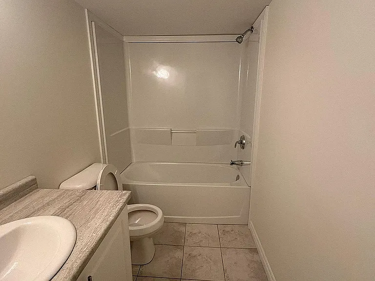 10.5 Dufferin St #16 — Photo 20