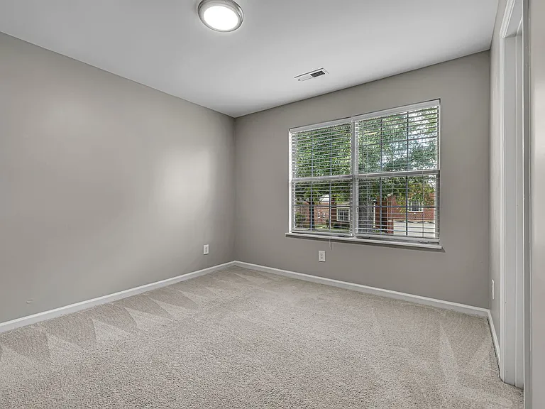 128 Clarendon Cir — Photo 33