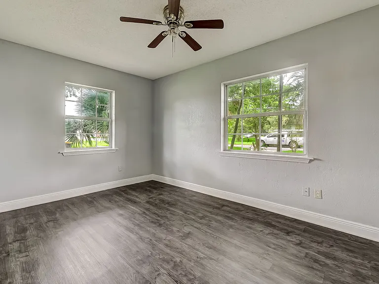 979 Mikael Ave — Photo 2